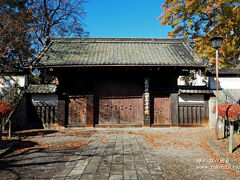 駅から歩いて約10分ほどの場所には、かつて上田城三の丸内にあった「上田藩主居館」の跡があり、寛永2年(1790年)に建てられた藩主邸の表門が残ります。

館があった敷地には、現在は上田高等学校があります。
私もこんな風格ある門が立つ学校で学びたかったな（笑）。
