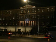 日も落ち、帰りは寒い(ユニクロのウルトラダウン着てル方多し)、バスは冷房寒いので上着とスカーフお勧めです。我々は爆睡し国会議事堂前に戻りバスから下車。真っ直ぐホテルへ向かいます。