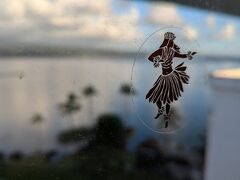フラダンサーのシールが貼られたグランドナニロアホテルの窓ガラス。