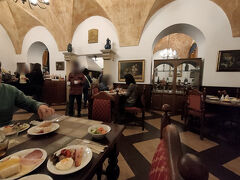 おはようございます！
レトロな会場で朝食を頂きます。