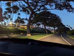 暗くなってきました。
ハワイ島は日が暮れると一気に真っ暗になります(笑)

キングスランドに戻る前に、またまたマウナラニリゾート内のフードランドに行ってみました。