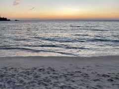 徒歩5分で白良浜。そしてこの絶景。

ちょうど日没直後でマジックアワーが美しいのなんの、、、。すっかり白良浜の虜になりました。