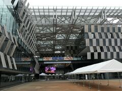 駅前の繁華街、シティホールプラザ「アオーレ長岡」

5,000人を収容できるアリーナ、開放感のあるナカドマ（屋根付き広場）、そして市役所が一体となった複合型施設