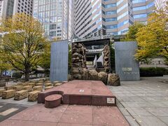 レストランを出て、「品川セントラルガーデン」を散策。
岩山をデザインしたオシャレな彫刻を発見。
