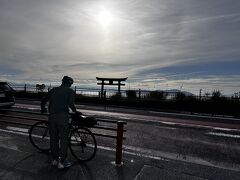 2時間もしないうちに、白鬚神社に着きました
海に鳥居があります