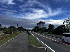 あれは出発地点のマリオットホテル琵琶湖
オッサンなのに150km走りました
ここで全周200kmにチャレンジしている相方のオッサンを待ちます