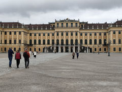 楽しみにしていました「シェーンブルン宮殿」です。ワクワク(^^)
凄く大きな建物で全体が写真に収まらない（汗　
予約時間まで周辺を散策します。

シェーンブルン宮殿
https://www.youtube.com/shorts/zP1zQzYsNjs?feature=share