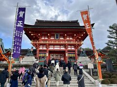 龍谷大前深草駅から10分ほど歩いて伏見稲荷大社へ。流石に屋台は出ていませんでしたが、まだまだ初詣という感じです。