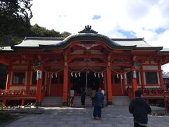 　昼飯の後は淡嶋神社を訪問しました。
　淡嶋神社は境内には全国から奉納された人形が集まっており、ＴＶなどのメディアで紹介されることも多い神社です。
　毎年2月8日11時からは針祭が開催されています。針祭は全国から納められた針を本殿にて祓い、針塚に納めて塩をかけ土に返すことで供養するお祭りであります。