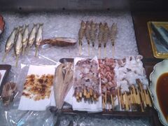 　次はバーベキューにしました。まずは鶴亀商店街でバーベキューの食材を集めました。色々美味しそうな食材があって迷いました。単品メニューとして魚介類はいかげそ串、マグロカマ焼き、海鮮マグロ串肉類はハンバーグ、サーロインステーキ、豚バラ串、野菜類はじゃがバターチーズ、トウモロコシなどがあります。
　野菜の八百政商店、肉の豊生肉店、海鮮の浜好鮮魚店からなるこの商店街では、新鮮な魚、蟹、海老、肉、野菜など何でも揃います。