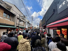 お参りを終えて京阪の伏見稲荷駅へ。途中に踏切があるからかとんでもない混雑です…。まるで花火大会の後のように進まないんです。もう時期関係なく主要な観光地は避けないといけないですね。