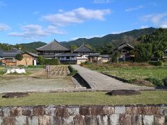 蘇我入鹿首塚は飛鳥寺の西約80mにありました。ここから飛鳥寺を振り返ると、今から約1400年前、入鹿が暗殺された乙巳の変の頃の風景と変わらないのではないかと思えます。