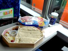 そして電車に乗り込み、腹ごしらえ。途中の熱海で、東華軒の鯛めしを入手。。