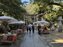 大門を抜けると傘の下で黄金色をした『加美代飴』を売っている五人百姓がいます。