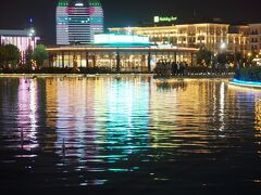 タシケント・シティ・パークで噴水ショーを見学。
タシケント・シティ・パークは入場料無料で、レストランや会議場、ショッピング施設なんかもある。
噴水ショーはなぜかカメラ撮影NGだった。
なかなか迫力のあるショーだった。