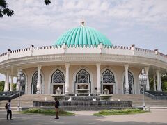 アミール・ティムール博物館。
外観を眺めただけ。