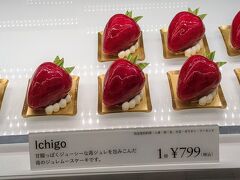 エキュート品川でショッピング。
お店「Very Ruby Cut（ベリールビーカット）」のお品を拝見。
艶艶したイチゴの形をした苺のジャレムースケーキがインパクト有り、美味しそう。