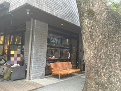 境内にあることを忘れそうな雰囲気のカフェがありました。