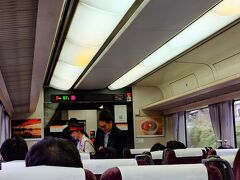 キャンペーンガールがいろいろ配ってくれます。