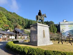 資料館の前にあるのが24代目当主大内弘世の像