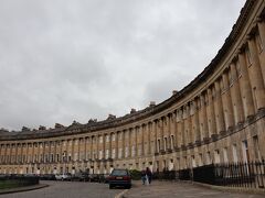 こちらがロイヤルクレッセント
三日月形の集合住宅で芝生の広場を囲むように配置されています

また、一部はNo.1ロイヤルクレッセントという博物館になっています