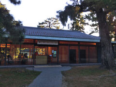 SASAYAIORI+ 京都御苑 

京都御所の見学を終え、御所の北側にあるカフェに行きました。なかなかお洒落なカフェ。

この4travelの位置情報、間違ってると思います。御所の南側に位置情報付いてますが北側にあります。