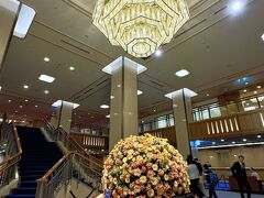 １階ロビーの装花が華やか！
マム（アナスタシア・スプレーマム）やアルストロメリアなど…。
足を痛めた夫は駅まで戻る気は全くなく、エントランスに待機しているタクシーで東京駅丸の内南口のはとバス営業所まで行く事にした（タクシー代；￥1,100）