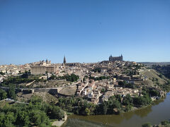 トレドの見学を終えてバスはセゴビアに向かいます