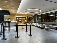 21:30、【ファーイーストビレッジホテル東京有明】到着（タクシー代；￥2,600）
フロントでチェックインを済ませる。
奥にはウエルカムドリンクも用意されていた。