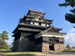 松江城天守。松江城3館共通券をアソビューにて事前に購入していました。今回は購入から3日間有効で時間の指定はありませんでした。