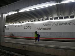 駅のホームには世界各国の言葉で歓迎の言葉が。
日本語の「ようこそ」ももちろんあった。
思えばこの日の朝チューリッヒに到着してそのままチューリッヒ観光してやっとツェルマット到着。
長い1日だったな…。