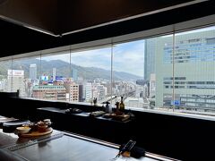 伊丹空港からは高速リムジンバスにて神戸三宮駅前へ。
乗車45分ほど。

お昼は旦那さん任せ。神戸ならステーキだよね～で
駅前の神戸交通センタービルの「膳」へ