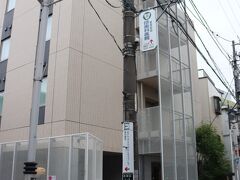 8:45に宿泊したホテルを出発

キャリーバッグはフロントで預けました

ホテルの外観はこんな感じでマンションのようでした