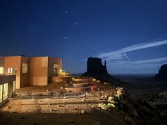 明るく写ってますが、0時。どうしても星空が諦められなくて。部屋のテラスから覗いています。