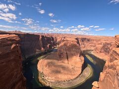 １時間30分足らずでホースシューベンドに到着。ここも観光客がいっぱいです。駐車場から少し歩くのですが、暑い。今日は比較的ましですが、日除けがないので所々に日除けスタンドみたいなのがありました。