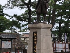 松江城へ。城の入り口には松江城を築城した堀尾吉晴の像が。城の普請を指揮しているのだろうか