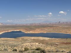 グランドキャニオンに向けて出発！と思いきや寄り道をしてくれました。
WahWeap view point
パウエル湖の一部、ワーウィーブ湾。