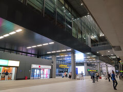 シェムリアップ空港到着です。バス移動1時間。ホテルで夕食が出ます。