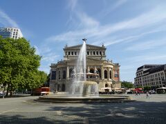 噴水と「旧オペラ座」。

１９４４年に爆撃で破壊され、現在の建物は１９８１年に再建されたものです。
「アルテ・オーパー （Ａｌｔｅ　Ｏｐｅｒ）」と呼ばれています。
