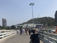 ホテルからgrabタクシーで、バリハイ桟橋(Bali Hai Pier）まで約5分

建物から橋を渡って一番端の桟橋まで歩きます
(色々な船が停泊していますが、公共フェリー?は一番端にとまっています)

ラン島には
「タワエン埠頭行き」か「ナーバーン行き」に乗り込みます。
どちらのビーチもソンテウ等で5分なので、行き先がどちらでもいい場合は停船中のフェリーに乗りましょう