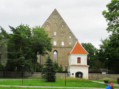 ｢ピリタ修道院（Pirita Convent Ruins）｣
15世紀前半に創建された、修道女と修道士の両方を対象とした修道院でした ←これって罪だよね～　(ｰ ｰ;
リヴォニア地区で最大の規模を誇りましたが、
1575年にロシア軍により破壊され、
その後は廃墟と化して、高さ34ｍの三角のファサードと背後の外壁だけが残っています。