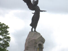 沿道に建っていた「ルサルカ記念碑」
1893年にヘルシンキに向かっていた「ルサルカ号」が嵐に遭い、177人の乗組員全員が亡くなった水難事故の追悼碑です。 