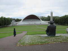 16：05 「タリン歌の原（歌の広場）」
背中を見せ野外ステージを見つめるのは、
