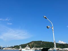 渡し船で向島へ
日本一短い船旅
あっという間に対岸へ到着します。
片道100円です。
手慣れた手つきで船員さんが100円を回収していきます。