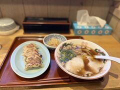 尾道に来たからにはラーメンを食べたい！
やってきたのは尾道ラーメン喰海
ラーメンと餃子セットを頼みました。
少なめも選べるのはありがたいです。
背脂が浮いています。
コクがあり、あっさりしていて食べやすい！
なんだか懐かしさを感じる味。好きです！