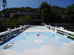 安来から玉造温泉駅まで約30分、そこから温泉郷まで少し歩きます。このきらきら橋は玉湯川にかかる橋のひとつで、夜のライトアップも綺麗だそうです。