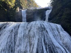 チェックアウト後は義両親と共に明るい袋田の滝へ。