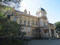 湯島天満宮から歩いて10分ほどの旧岩崎邸庭園へ。
三菱の創始者・岩崎彌太郎の長男・久彌氏が本邸として建てたものです。
建設当時は20棟ほど建物が並んでいたそうですが、現在は洋館、和館、ビリヤード場が残っています。