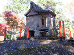 神社の裏の趣のあるホコラ