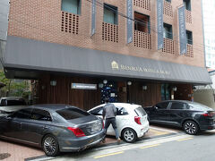 　駅から徒歩５分の、ベネキアホテルカカオが今回の旅の宿。新郎が予約してくれました。韓国ではメジャーなメッセンジャーアプリの「カカオトーク」とは、一切関係ないみたい。
　チェックインは５時からで、荷物はそれ以前から預かってくれるってことだったけど…フロントには誰もおらんやないけ！
